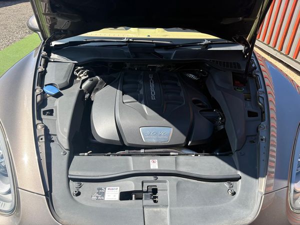 2012-Porsche-Cayenne-30-V6-TIP-Diesel-Automatic image:13