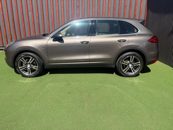2012-Porsche-Cayenne-30-V6-TIP-Diesel-Automatic image:3
