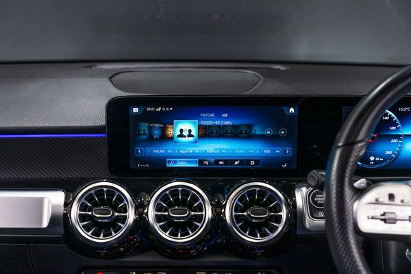 2024-Mercedes-Benz-GLB-250-AMG-Line image:11