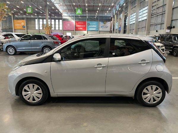 2015-Toyota-Aygo-10-5-dr image:5