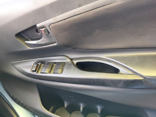 2015-Toyota-Avanza-15-SX image:14