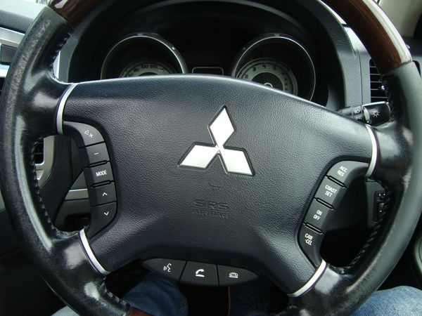 2015-Mitsubishi-Pajero-32-Di-Dc-GLS-Auto image:9