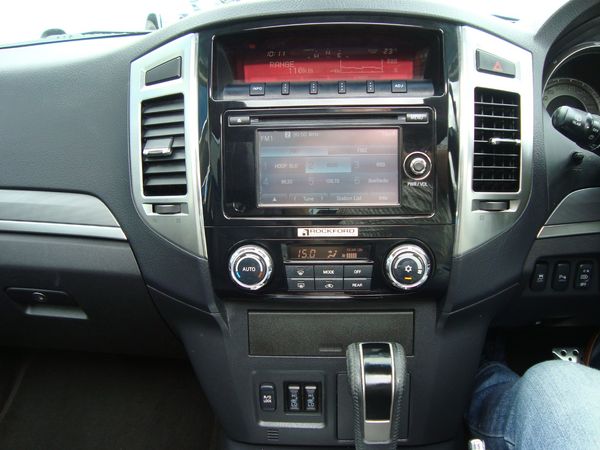 2015-Mitsubishi-Pajero-32-Di-Dc-GLS-Auto image:10