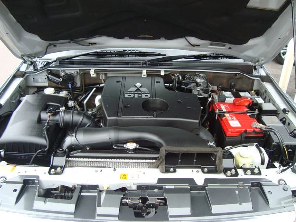 2015-Mitsubishi-Pajero-32-Di-Dc-GLS-Auto image:11