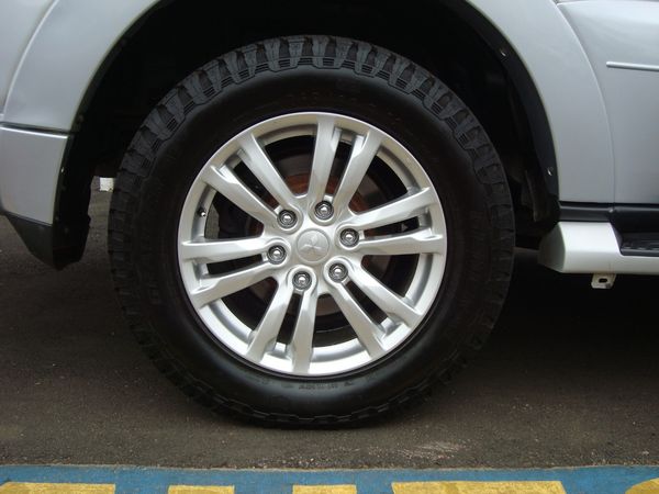 2015-Mitsubishi-Pajero-32-Di-Dc-GLS-Auto image:12