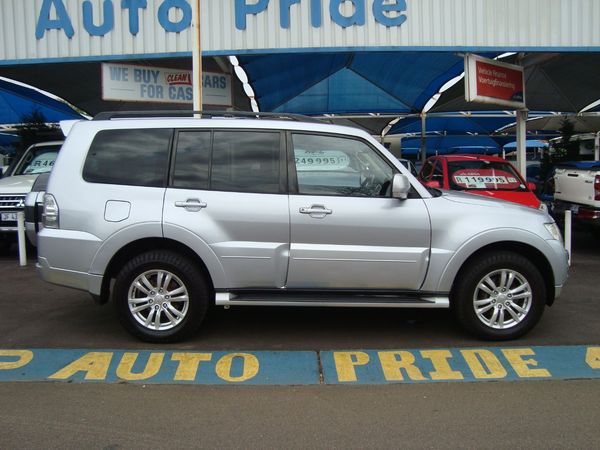 2015-Mitsubishi-Pajero-32-Di-Dc-GLS-Auto image:2