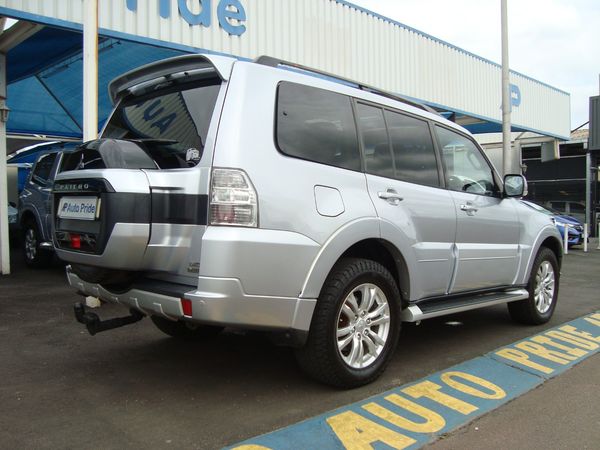 2015-Mitsubishi-Pajero-32-Di-Dc-GLS-Auto image:3