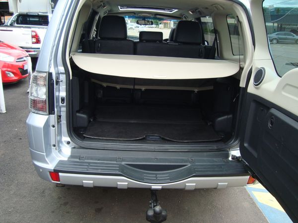 2015-Mitsubishi-Pajero-32-Di-Dc-GLS-Auto image:5