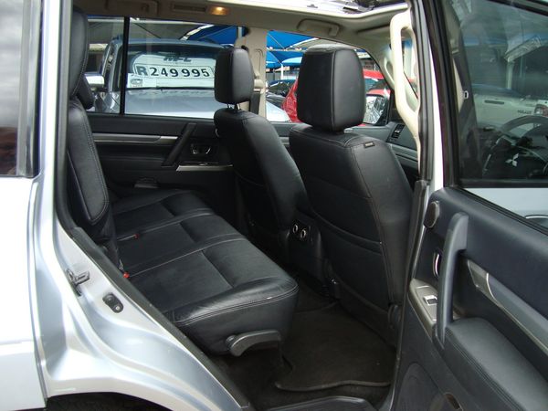 2015-Mitsubishi-Pajero-32-Di-Dc-GLS-Auto image:6