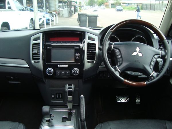 2015-Mitsubishi-Pajero-32-Di-Dc-GLS-Auto image:7