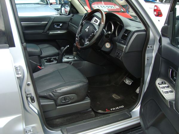 2015-Mitsubishi-Pajero-32-Di-Dc-GLS-Auto image:8