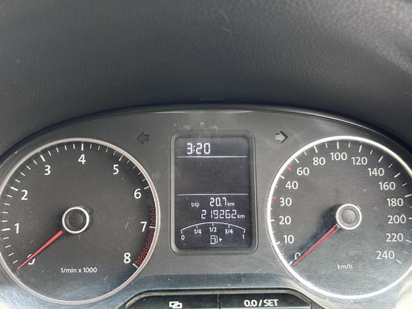2013-Volkswagen-Polo-14-Comfortline-5-dr image:9