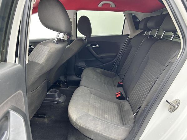 2013-Volkswagen-Polo-14-Comfortline-5-dr image:11
