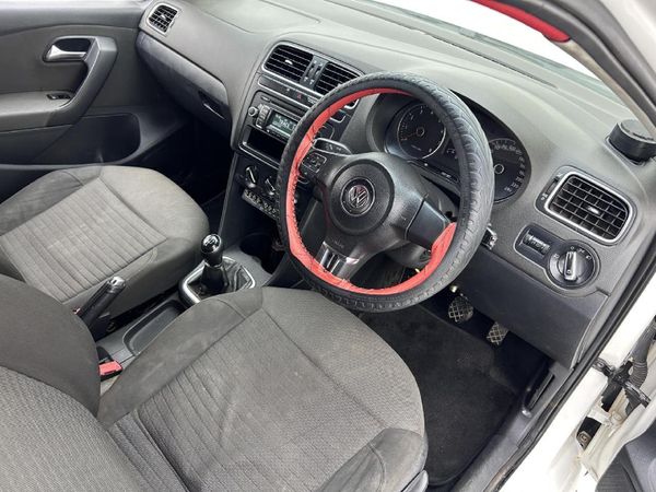 2013-Volkswagen-Polo-14-Comfortline-5-dr image:14