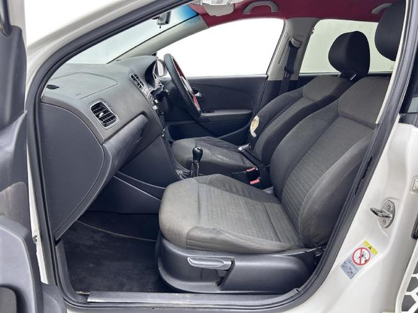 2013-Volkswagen-Polo-14-Comfortline-5-dr image:6