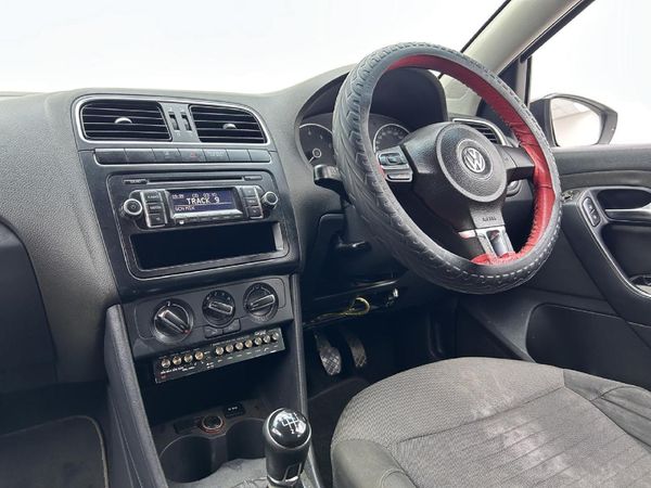 2013-Volkswagen-Polo-14-Comfortline-5-dr image:7