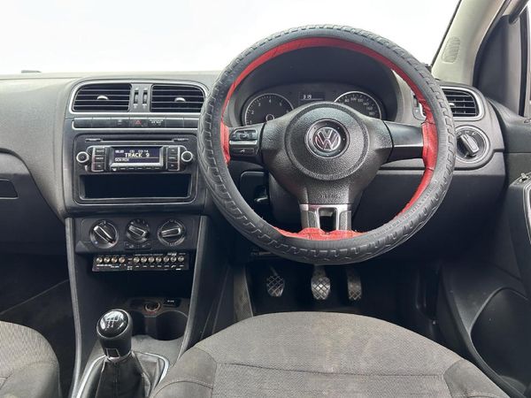 2013-Volkswagen-Polo-14-Comfortline-5-dr image:8
