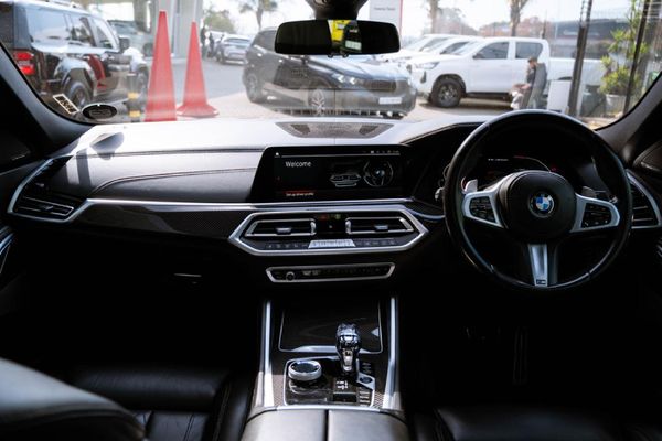 2021-BMW-X6-M50i image:10