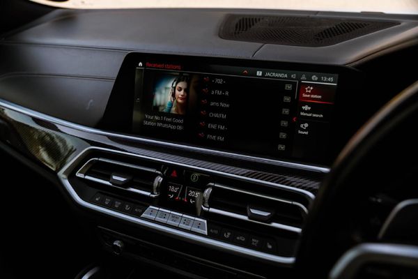 2021-BMW-X6-M50i image:11