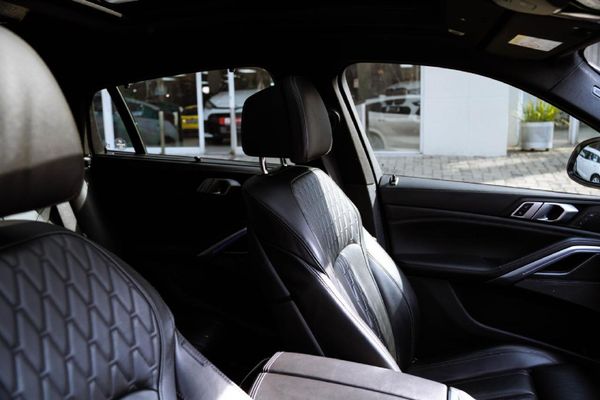 2021-BMW-X6-M50i image:12