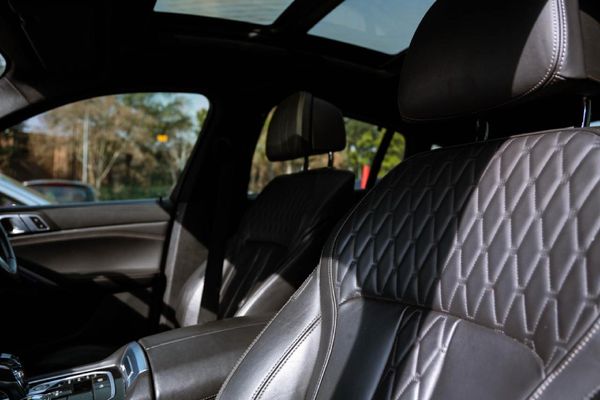 2021-BMW-X6-M50i image:13