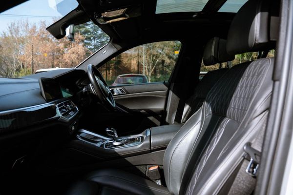 2021-BMW-X6-M50i image:14
