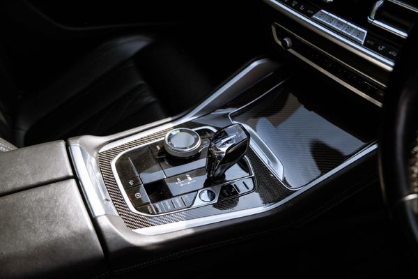2021-BMW-X6-M50i image:18