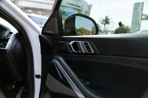 2021-BMW-X6-M50i image:22