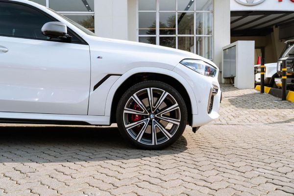 2021-BMW-X6-M50i image:25