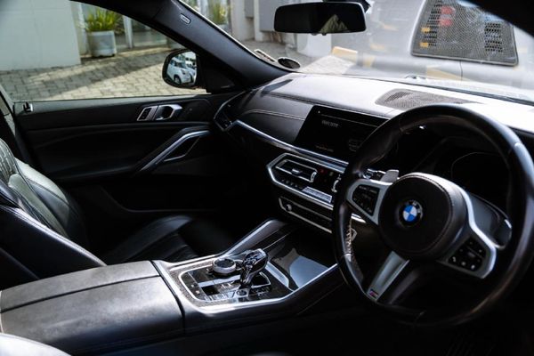 2021-BMW-X6-M50i image:8