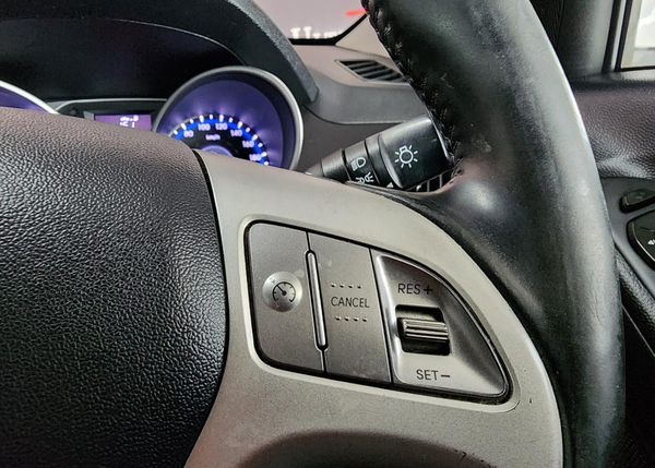 2014-Hyundai-ix35-20-Executive image:30