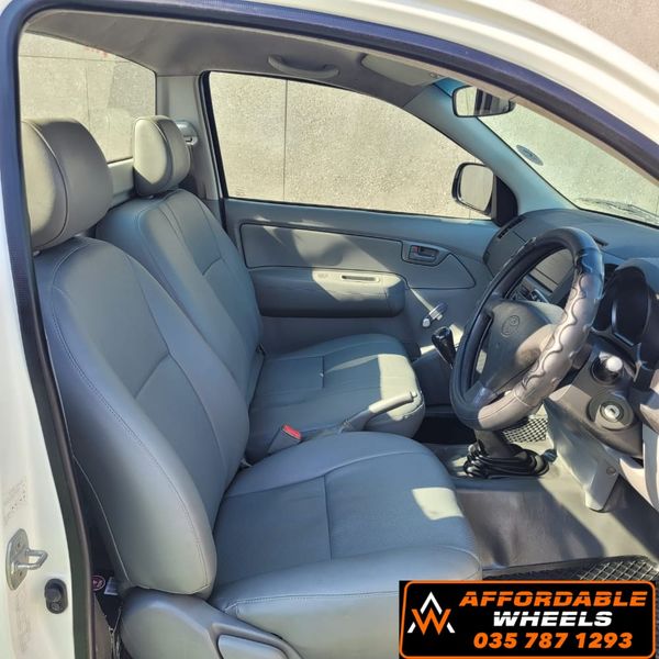 2010-Toyota-Hilux-20-VVTi-Single-Cab image:3