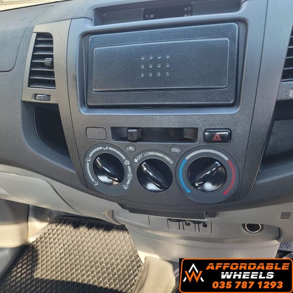 2010-Toyota-Hilux-20-VVTi-Single-Cab image:6