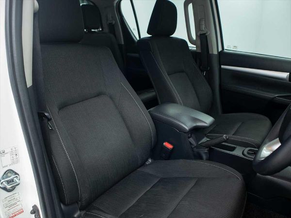 2025-Toyota-Hilux-24-GD-6-Raider-4x4-Auto-Double-Cab image:18