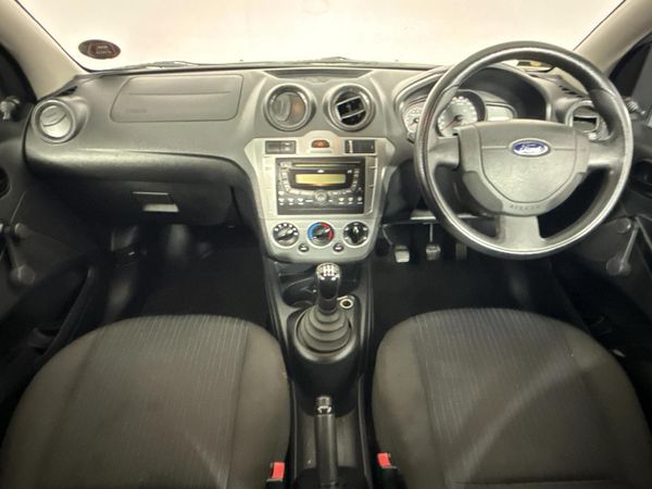 2012-Ford-Figo-14-Ambiente image:1