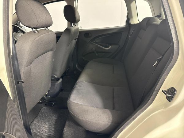 2012-Ford-Figo-14-Ambiente image:3