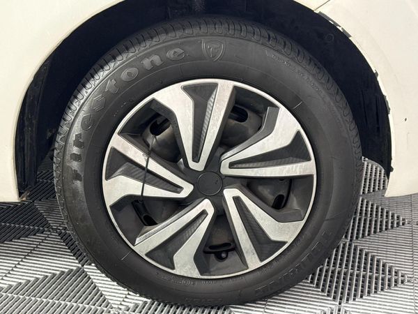 2012-Ford-Figo-14-Ambiente image:5