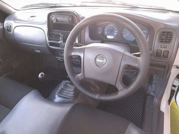 2016-Nissan-NP300-25-TDi-LWB-Single-Cab image:9