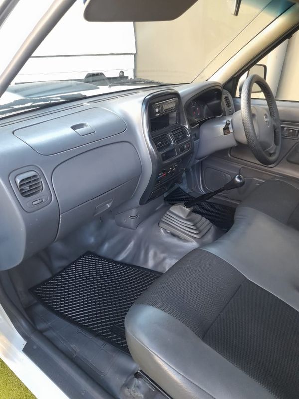 2016-Nissan-NP300-25-TDi-LWB-Single-Cab image:10
