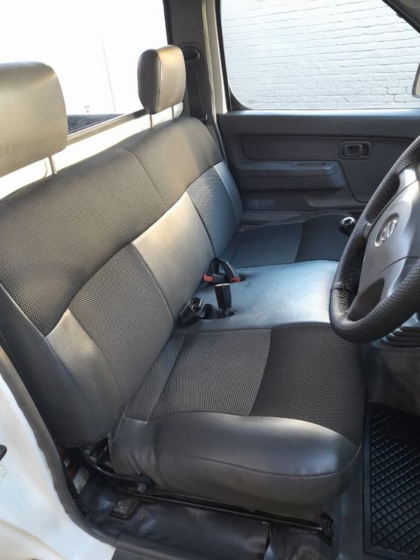 2016-Nissan-NP300-25-TDi-LWB-Single-Cab image:12