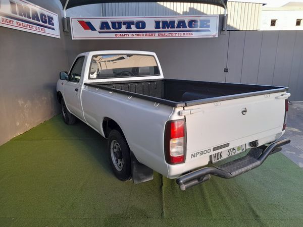2016-Nissan-NP300-25-TDi-LWB-Single-Cab image:4