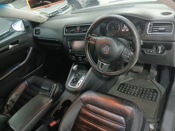 2014-Volkswagen-Jetta-VI-14-TSI-Highline-Auto image:9