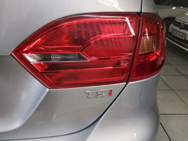 2014-Volkswagen-Jetta-VI-14-TSI-Highline-Auto image:16