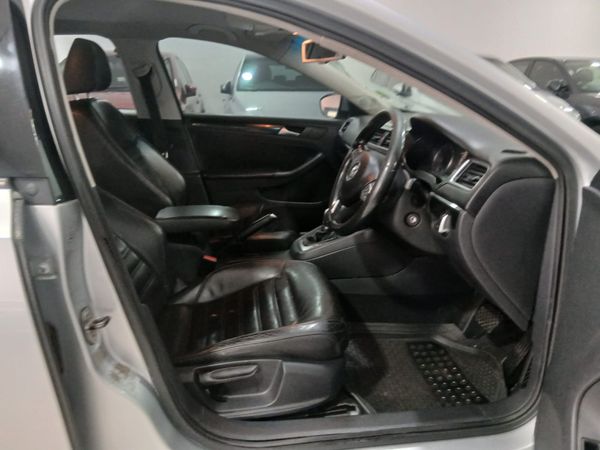 2014-Volkswagen-Jetta-VI-14-TSI-Highline-Auto image:6
