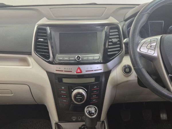 2020-Mahindra-XUV-300-15D-W8 image:11