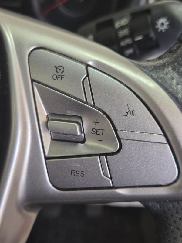2020-Mahindra-XUV-300-15D-W8 image:18
