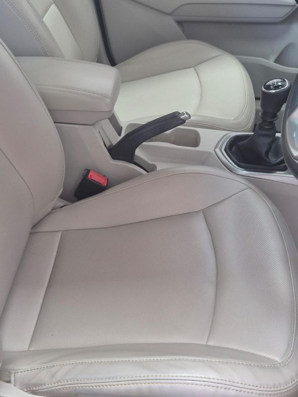 2020-Mahindra-XUV-300-15D-W8 image:20