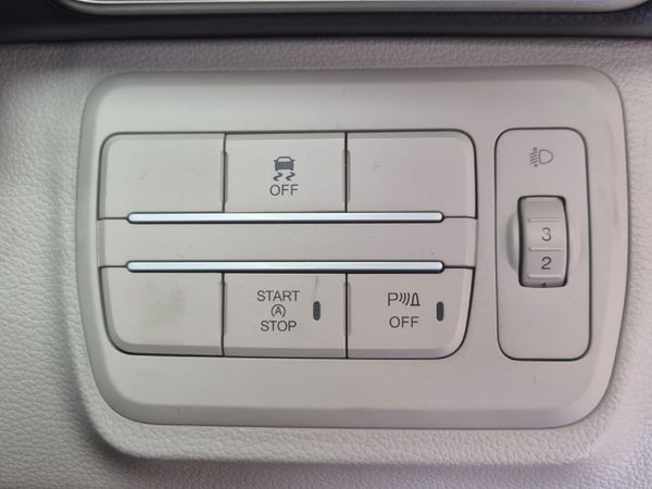 2020-Mahindra-XUV-300-15D-W8 image:26