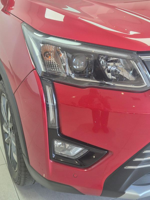 2020-Mahindra-XUV-300-15D-W8 image:6