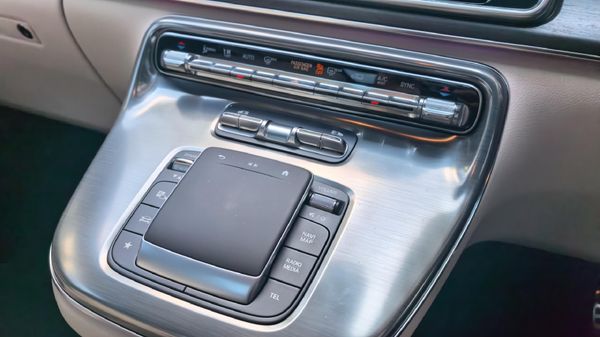 2025-Mercedes-Benz-V-Class-V300d-Exclusive image:12